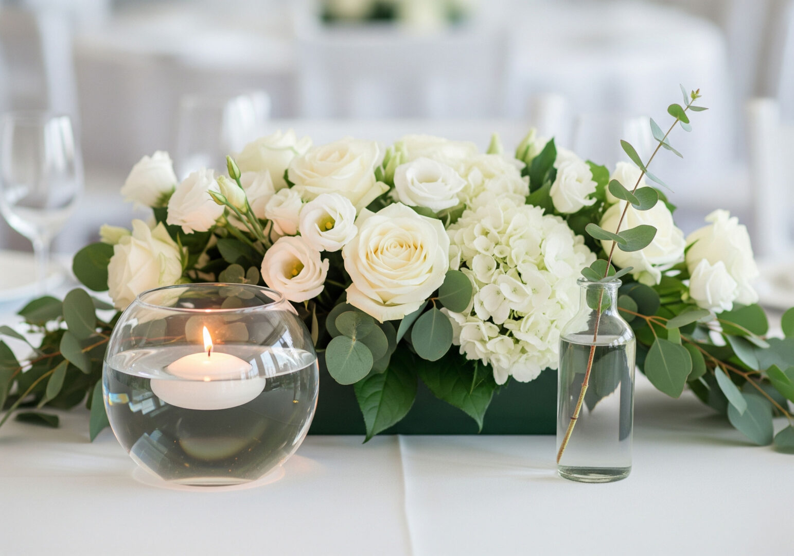 centro de mesa con flores blancas y vela fllotante